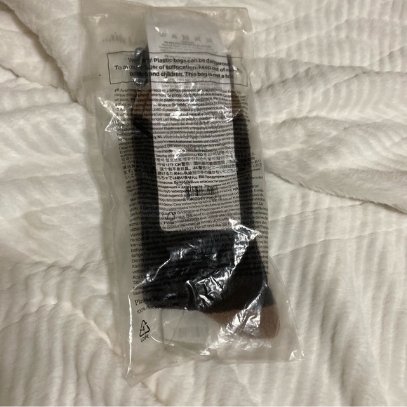 🆕 “Spencer Sock” Varley Unisex Stylish Dark Brown and Tan Fuzzy Yoga Socks! 💥 - Picture 5 of 8